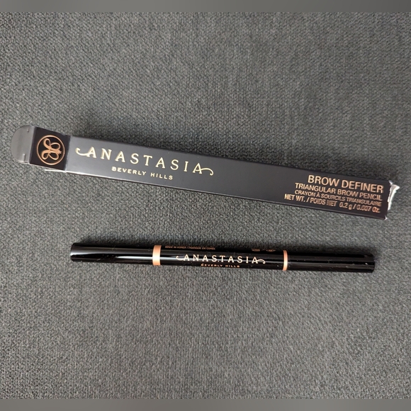 Anastasia Beverly Hills Brow Definer in Dark Brown - Picture 6 of 12